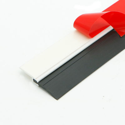 A prueba de polvo auto-adhesivo de la puerta del PVC de la tira inferior de goma del sello