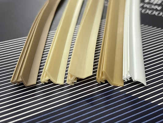 Sellos herméticos del desmontaje de tiempo del PVC del ODM para el tablero que bordea de madera 9.7*9.5m m